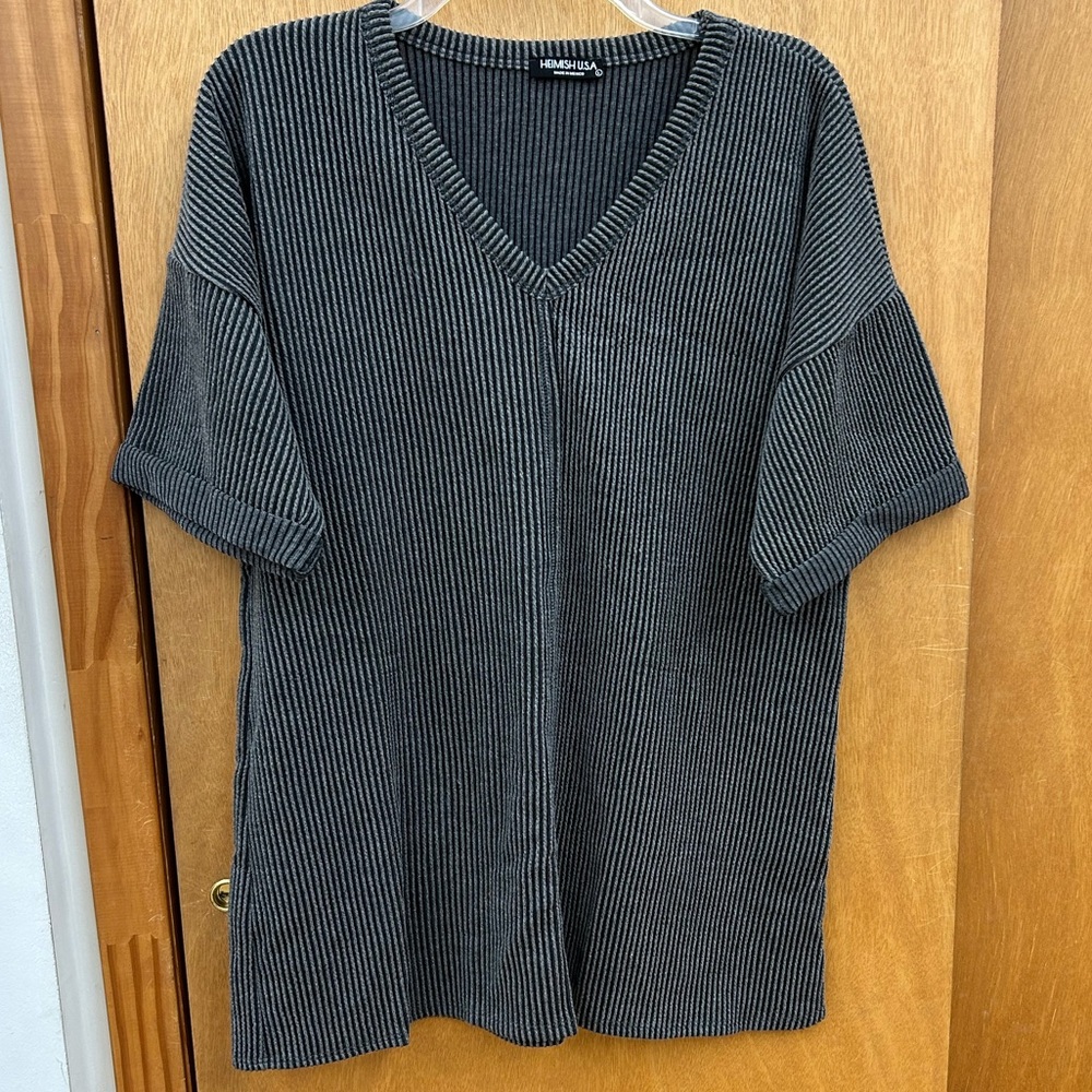 New Heimish Raised Rib V-Neck Top in Charcoal in SZ Large